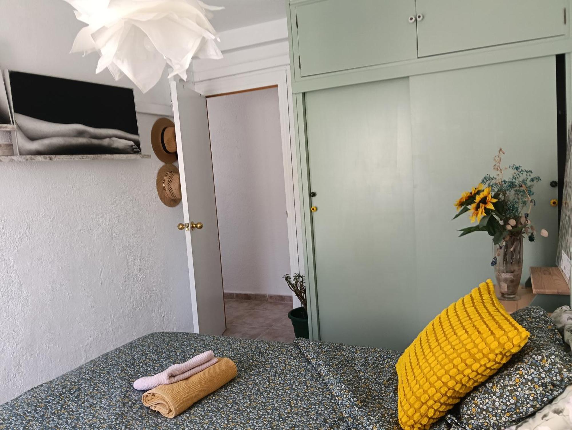 Coty'S Beach, Habitaciones En Casa Compartida ベナルマデナ エクステリア 写真